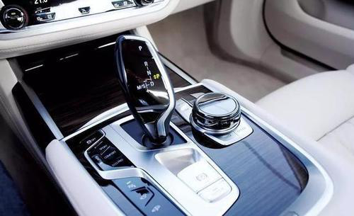 自动挡怎么挂挡,如何正确使用自动挡的档位(自动挡车到底怎么挂档)