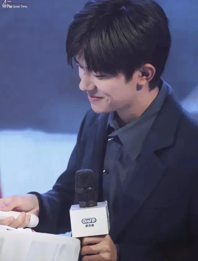 易烊千玺的图片，易烊千玺头像微信（喜欢这个词太肤浅我对你的感觉不止如此）