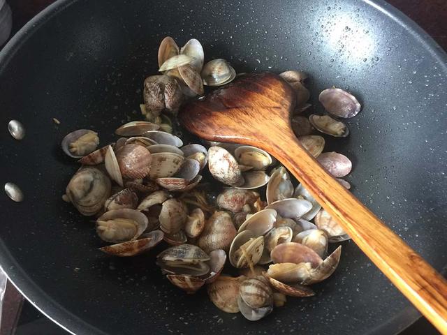 花甲需要焯水吗，炒花甲最忌讳直接焯水（多加“一步”鲜嫩还没沙）