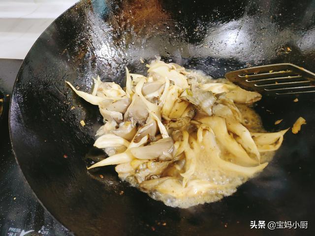 肉片口蘑炒青椒的家常做法，青椒鲜蘑肉片的做法（蛋白质多还有维生素）