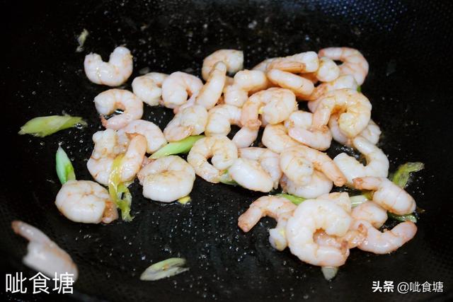 炒黄瓜怎么做好吃，鸡蛋炒黄瓜怎么做好吃（好吃好看的黄瓜炒虾仁）