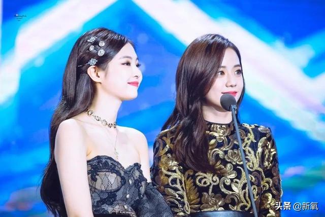 李夏怡 rose音译，卡其色李夏怡rose音译（队友和她合照就像公开处刑）