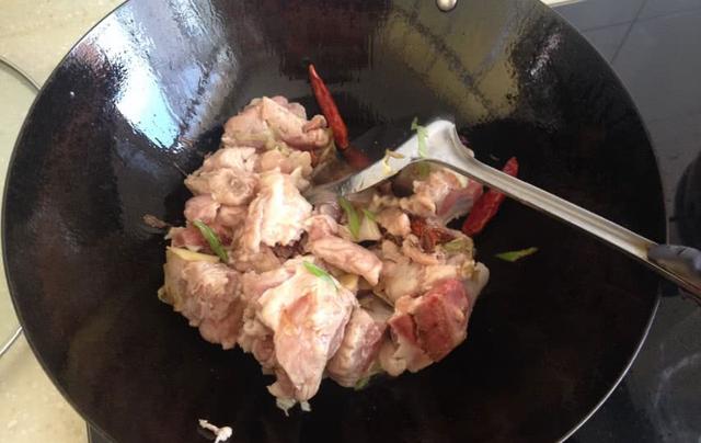 笼上菜五香排骨的做法，笼上菜五香排骨的做法视频（一起来做美食吧——五香排骨）