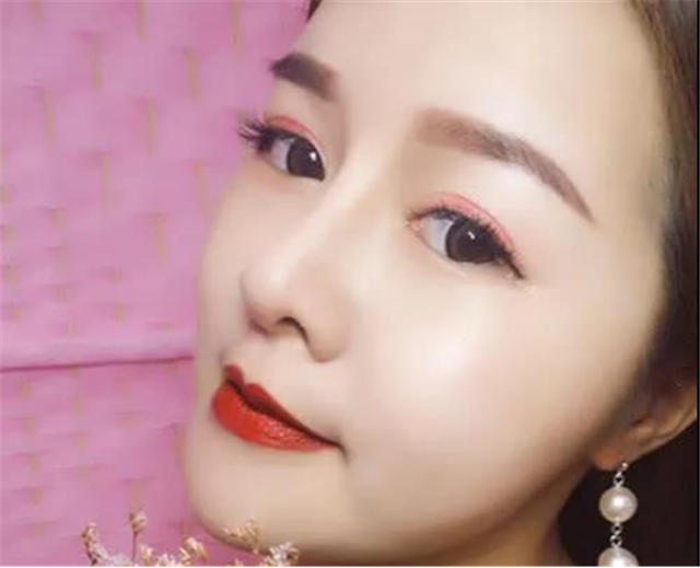 唇色深的人适合什么颜色的口红，唇色深皮肤黄适合什么颜色口红（这4个颜色很显白）