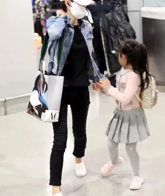 文章和马伊琍的孩子，文章独自带两个女儿去练舞（文章马伊琍几个孩子）