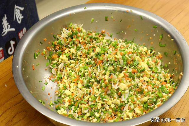韭菜鸡蛋虾皮饺子，韭菜木耳鸡蛋虾皮蒸饺的家常做法（韭菜鸡蛋馅饺子这么调）