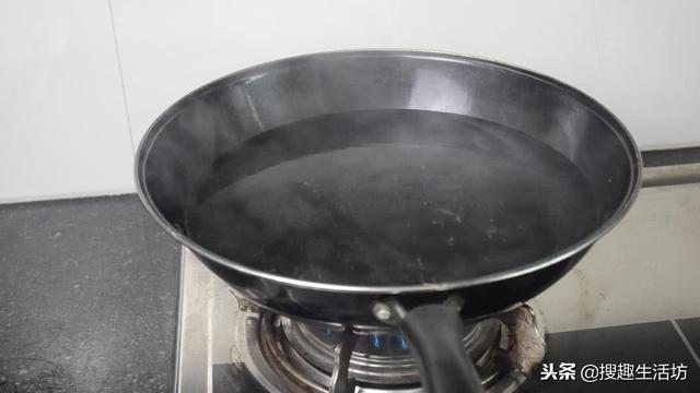 筷子发霉怎么弄干净，筷子发霉了怎么去除（多脏的筷子洗完就跟新的一样干净）