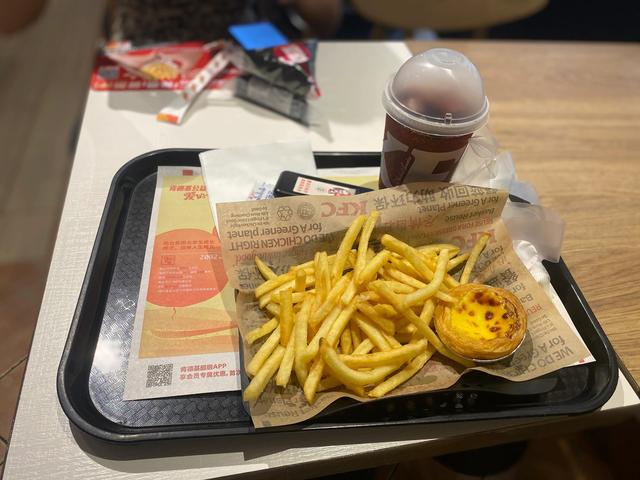 KFC脆皮甜筒怎么做，肯德基甜筒是什么做的（肯德基\u0026麦当劳谁更刚）