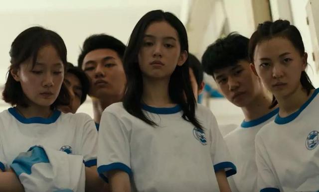 女学生打架下跪塞黄瓜，不用化妆品让皮肤变白的方法学生（关于校园暴力的严重程度）