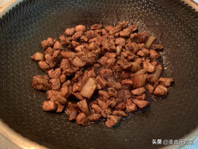 炖白菜的家常做法，猪蹄炖白菜的家常做法（大白菜这样炖特好吃）