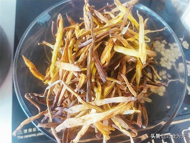 干黄花菜怎么吃，干黄花菜怎么吃法（干黄花菜泡好直接炒就错了）