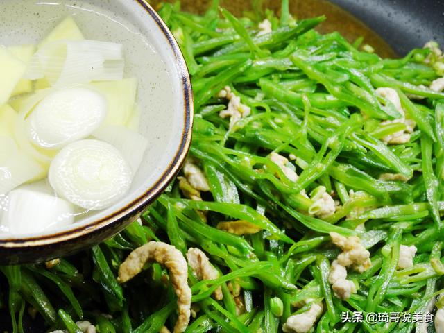 骨头炖土豆的做法，土豆炖骨头百科（1斤相当于20个鸡蛋）