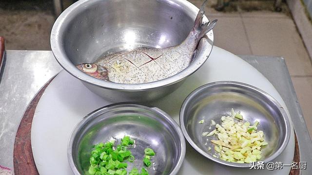 怎样做美味的红烧扁鱼，红烧扁鱼怎么做法大全窍门（做出来鲜嫩入味）