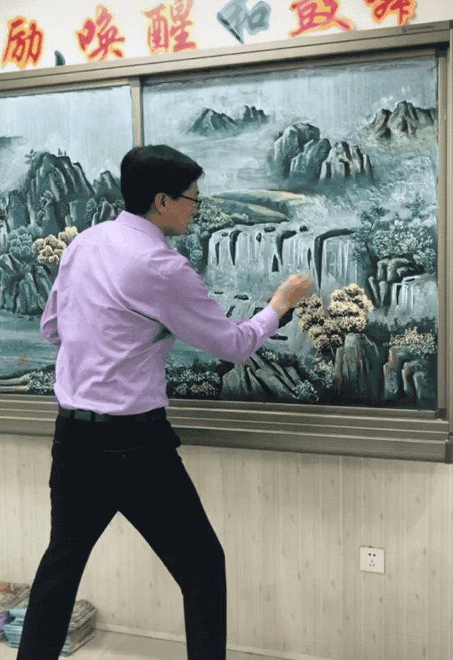 一步一步教你画长城，怎么画长城（他用粉笔在黑板上画出了万里长城、十里桃林还有清明上河图）