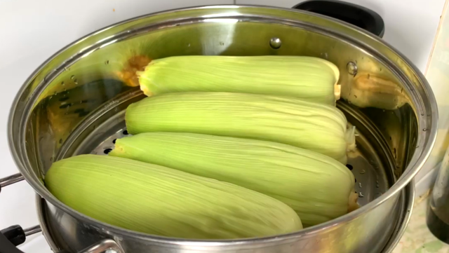 玉米蒸多长时间熟,玉米一般蒸多久才熟(玉米又香又糯特好吃)