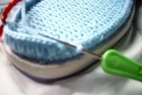 怎么钩毛线拖鞋，学钩毛线拖鞋视频教程（钩针编织的蝴蝶图案的棉拖鞋）