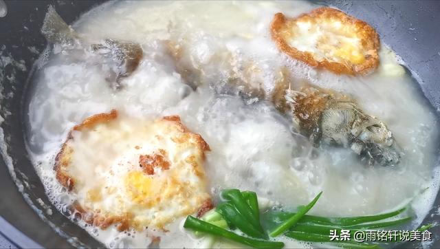 怎么样做出鲜美奶白鲫鱼汤，这才是鲫鱼汤正确做法