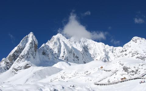 玉龙雪山海拔多少米，玉龙雪山海拔高度是多少米（云南这座山海拔不足6000米）