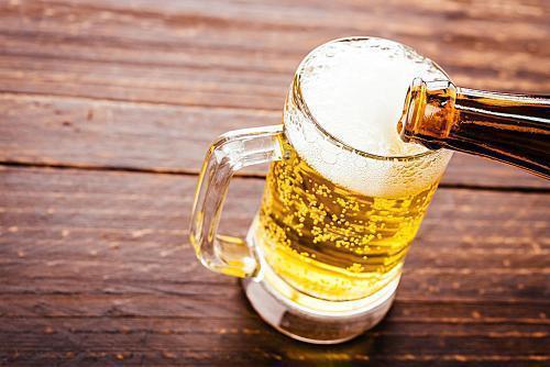 白酒和啤酒一起喝有什么危害，白酒和啤酒混着喝有什么危害（啤酒和白酒混着喝会怎么样）