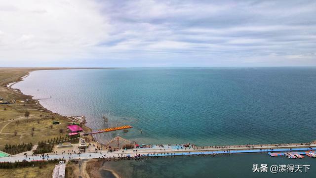 自驾游青海湖，自驾游青海湖视频（雪山、草甸、湖泊尽收眼底）