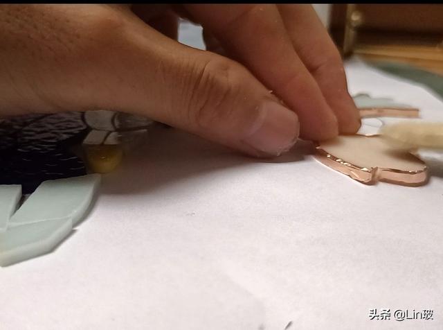 玻璃刀怎么割玻璃，<彩色玻璃制作流程>