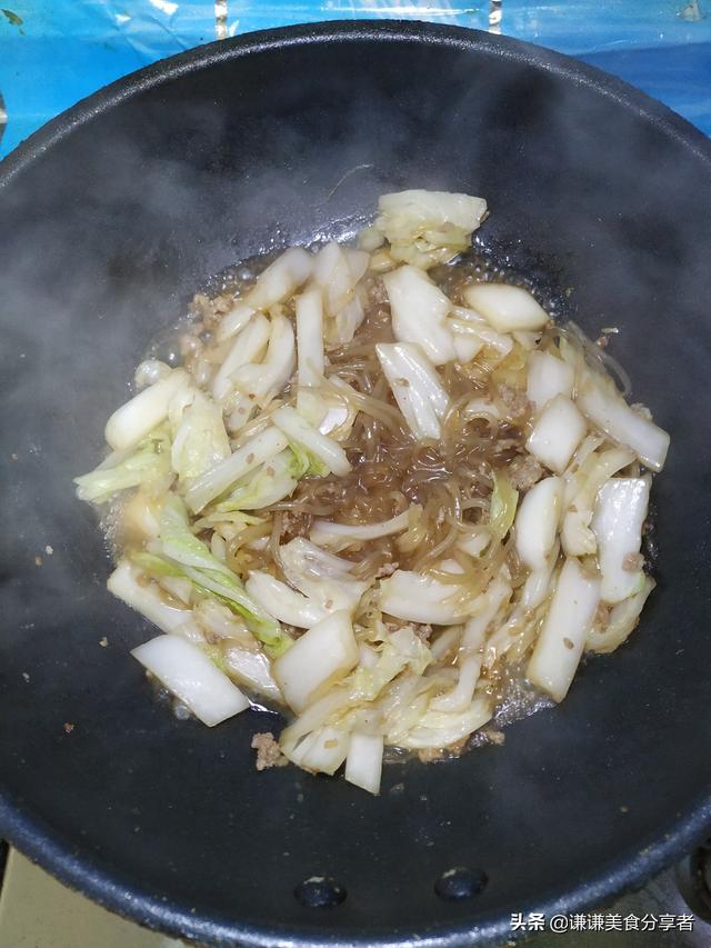 怎样做美味的白菜粉条炒肉末，白菜猪肉炒粉条怎么做（白菜粉条炒肉末就上桌了）