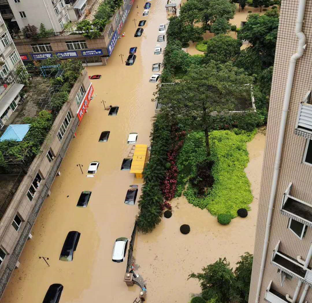 汽车被水淹了怎么办，下暴雨汽车被水淹了怎么办（车辆若不幸被水泡了）