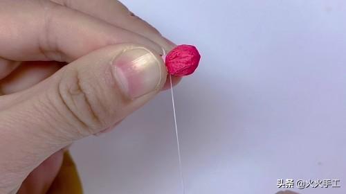 红梅花的寓意是什么，红梅花代表什么象征意义（而我用枯树枝和纸做了一枝梅花）