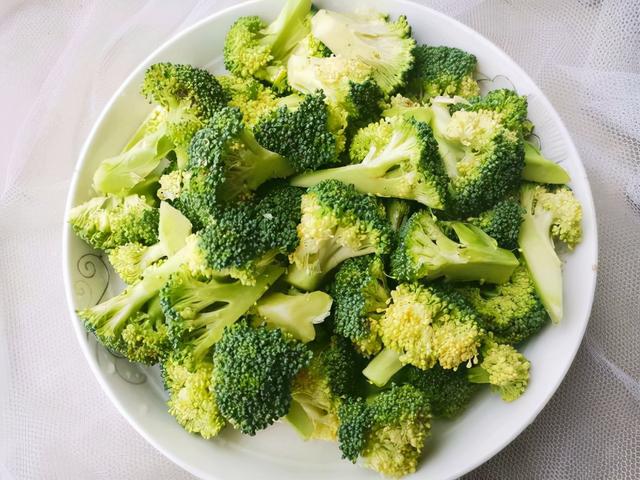 西兰花怎么炒，西兰花怎么炒好吃 家常（切记不要焯水和直接炒）