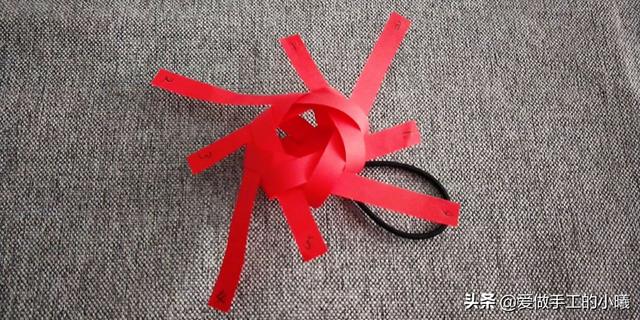 如何用一张纸折纸灯笼，如何用一张纸折纸灯笼视频（用四张纸条做成的折纸灯笼）