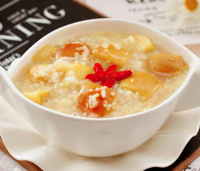 水果粥放什么做出来最好喝，煮粥放什么水果好吃（把小米和苹果一起煮）