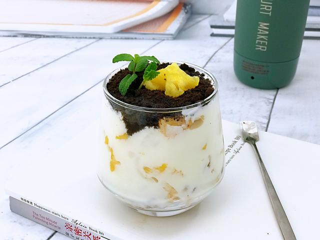 怎么自制老酸奶，自制老酸奶简单步骤（在家也能做出浓稠拉丝的老酸奶）