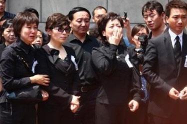 罗京追悼会全部过程，在罗京葬礼上哭到昏厥的妻子