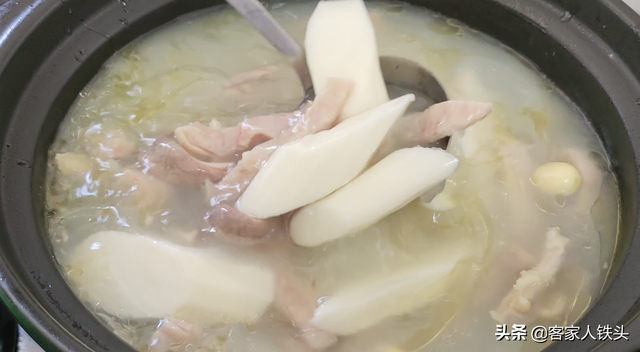猪肚最简单的煲汤，汤色奶白营养味美