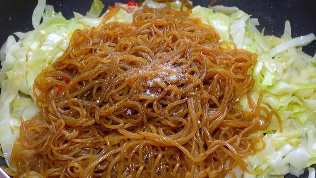 图片[4]-【包菜炒粉条】做法步骤图 难怪以前炒粉条老粘锅 技巧全在这-起舞食谱网