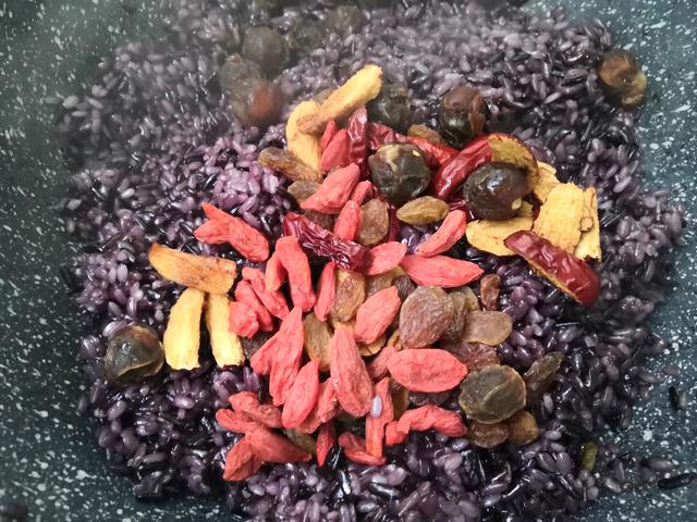 生炒糯米饭怎么做，生炒糯米饭怎么做最好吃（做糯米饭别再蒸了）