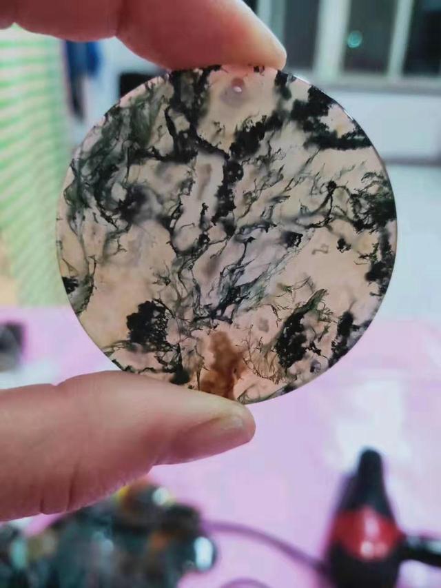 水草玛瑙是天然还是人工的，水草玛瑙的功效与作用（什么是水草玛瑙）