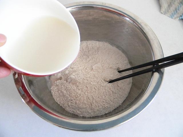 蒸包子是开水蒸还是冷水蒸，蒸包子用冷水还是热水（“开水蒸”和“冷水上锅蒸”区别挺大）