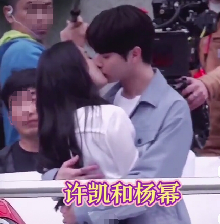杨幂陈伟霆片场拍吻戏！众人围观害羞笑场，把自己手指掐到红肿