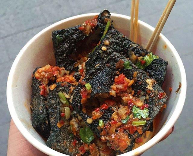 臭豆腐的制作方法,臭豆腐的制作方法视频(小吃摊上超级火爆的臭豆腐