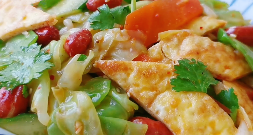 圖片[1]-【涼拌包菜雞蛋皮】做法步驟圖 解膩又解饞 家人愛吃-起舞食譜網(wǎng)