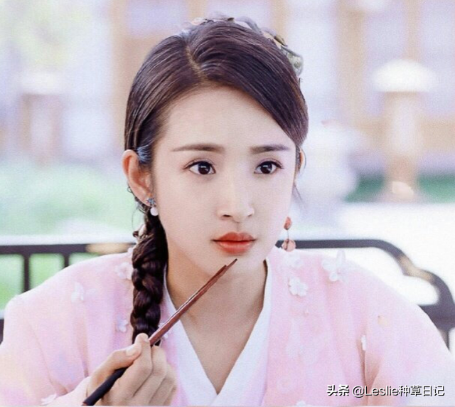 严肃,生活中随性,豪爽,很重视友情,在古代的"秘密身份"是魔教公主