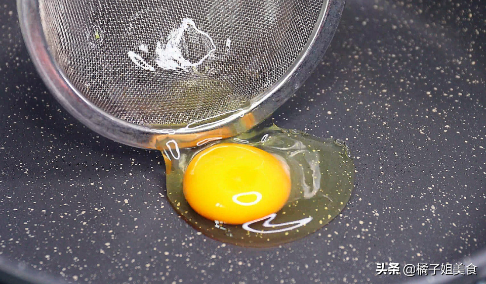 圖片[3]-荷包蛋怎么做才不會散花？教你一個小技巧 口感鮮嫩 好吃又好-起舞食譜網(wǎng)