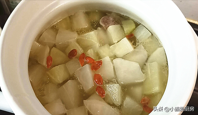 怎样煲萝卜猪骨汤，怎样煲萝卜猪骨汤好喝（过年后试一试这道“骨头萝卜汤”）