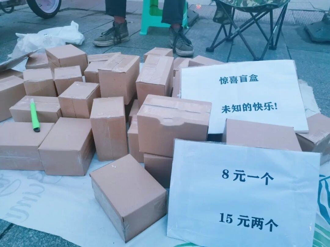 摆地摊卖什么最火(女孩子摆摊卖什么赚钱成本又低)