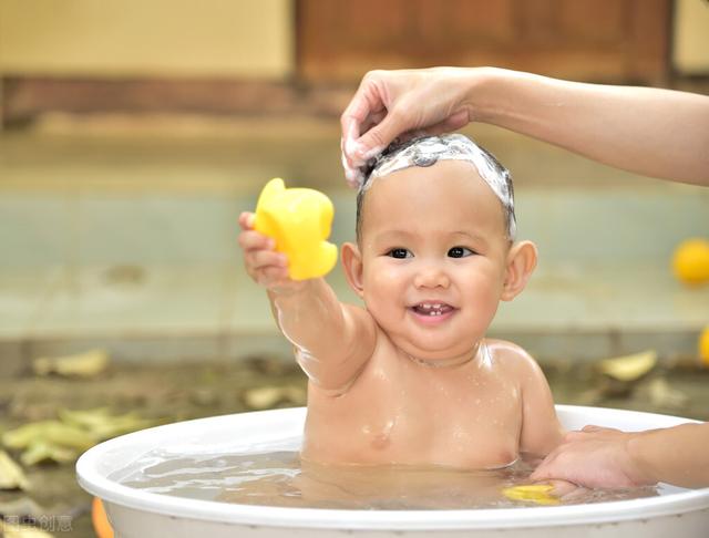 婴儿夏天起痱子怎么办，宝宝夏季起痱子怎么办（宝宝身上又长痱子了）