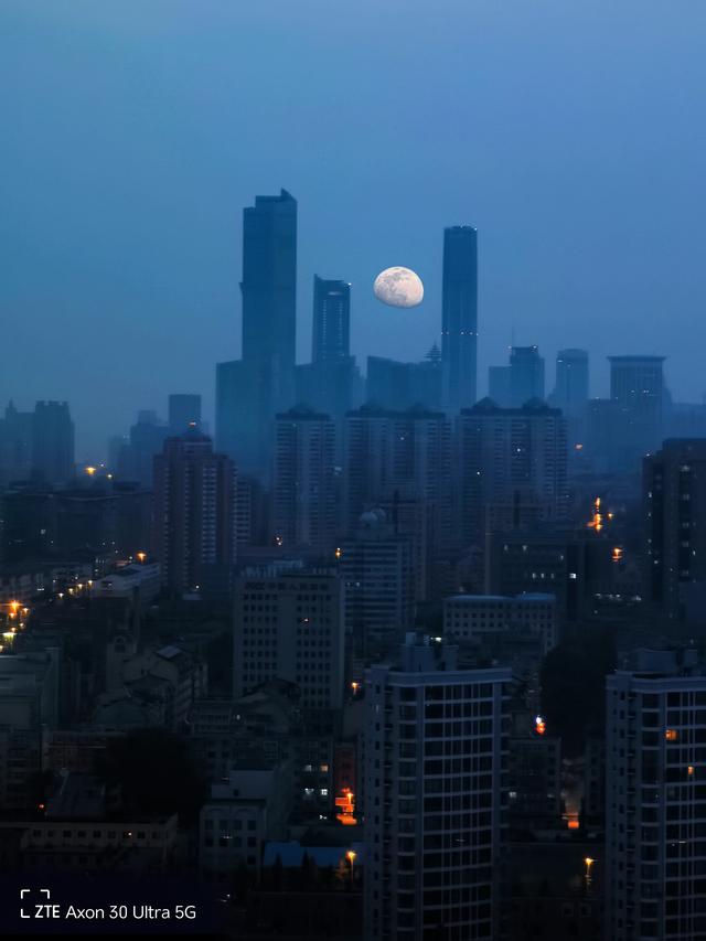 手机拍月亮参数，能拍月亮的手机有哪些（用手机这样拍出高级感创意月亮照片）