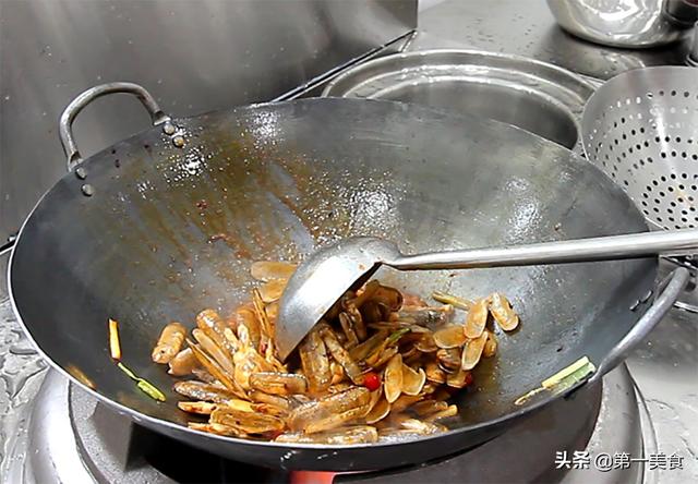 海蛏子怎么洗才干净，蛏子怎么清洗干净呢（泥沙吐得干净又鲜嫩）
