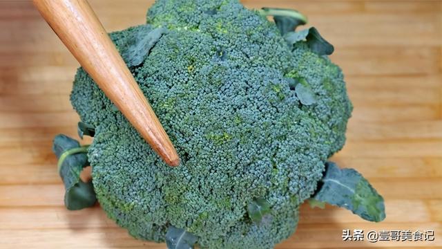 炒西兰花的家常做法，清炒西兰花怎么做好吃（西兰花怎么炒才好吃）