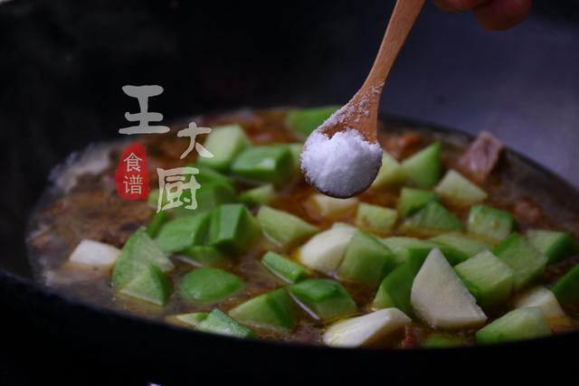 牛肉炖什么好吃，牛肉跟什么煮好吃（牛肉炖萝卜的家常做法）